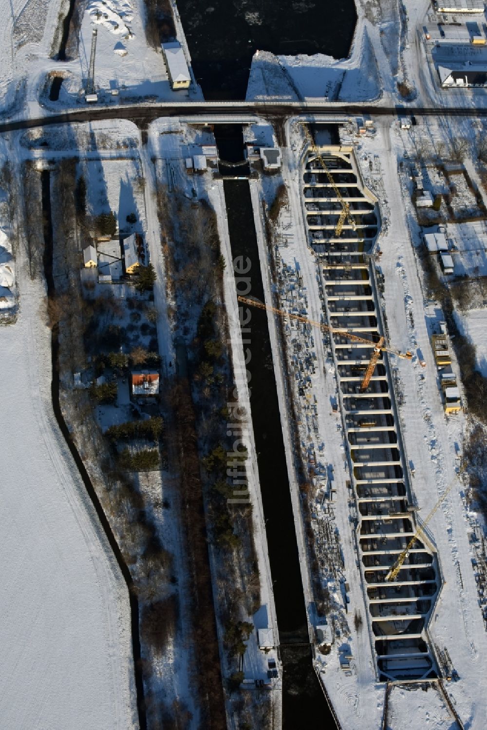 Zerben aus der Vogelperspektive: Winterlich schneebedeckte Baustelle Schleuse Zerben und Zerbener Brücke am Elbe-Havel-Kanal im Bundesland Sachsen-Anhalt