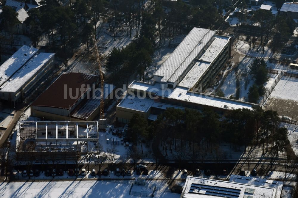 Luftbild Hohen Neuendorf - Winterlich schneebedeckte Baustelle zum Neubau einer Einfeldsporthalle in Hohen Neuendorf im Bundesland Brandenburg