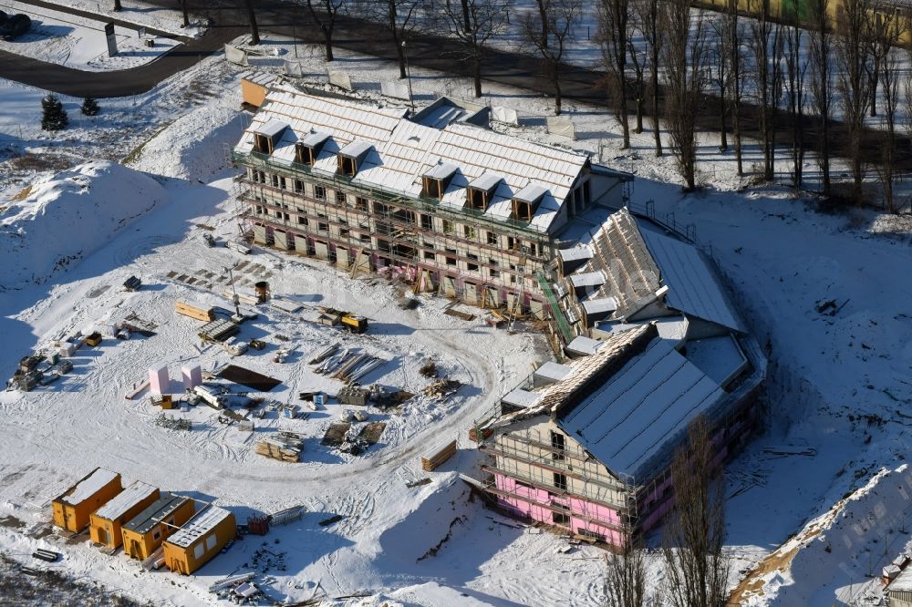 Luftaufnahme Werneuchen - Winterlich schneebedeckte Baustelle zum Neubau eines Labor- und Verwaltungsgebäudes der Berger Bau GmbH in Werneuchen im Bundesland Brandenburg