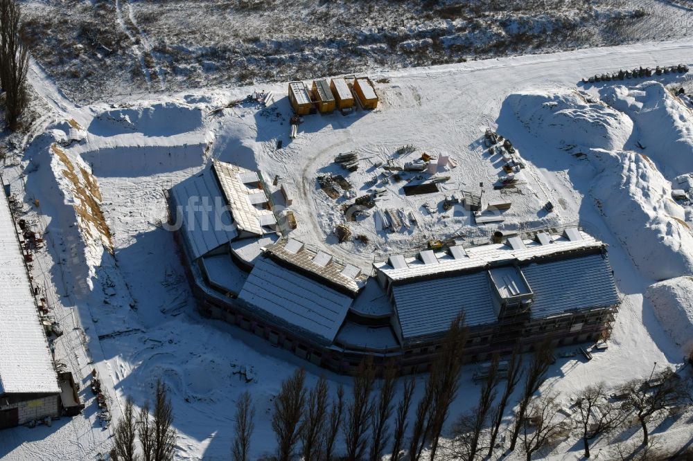 Werneuchen von oben - Winterlich schneebedeckte Baustelle zum Neubau eines Labor- und Verwaltungsgebäudes der Berger Bau GmbH in Werneuchen im Bundesland Brandenburg