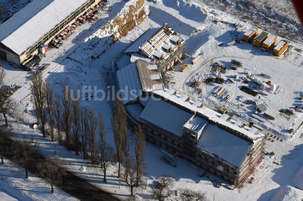 Werneuchen aus der Vogelperspektive: Winterlich schneebedeckte Baustelle zum Neubau eines Labor- und Verwaltungsgebäudes der Berger Bau GmbH in Werneuchen im Bundesland Brandenburg