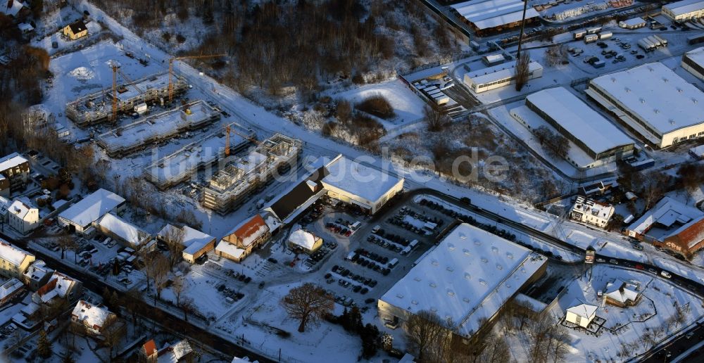 Berlin von oben - Winterlich schneebedeckte Baustelle zum Neubau einer Mehrfamilienhaus-Wohnanlage An der Schule im Stadtteil Mahlsdorf in Berlin