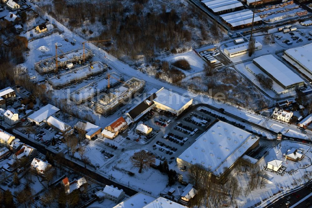 Berlin aus der Vogelperspektive: Winterlich schneebedeckte Baustelle zum Neubau einer Mehrfamilienhaus-Wohnanlage An der Schule im Stadtteil Mahlsdorf in Berlin