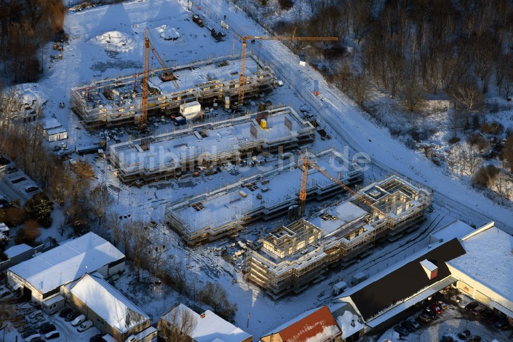 Luftbild Berlin - Winterlich schneebedeckte Baustelle zum Neubau einer Mehrfamilienhaus-Wohnanlage An der Schule im Stadtteil Mahlsdorf in Berlin