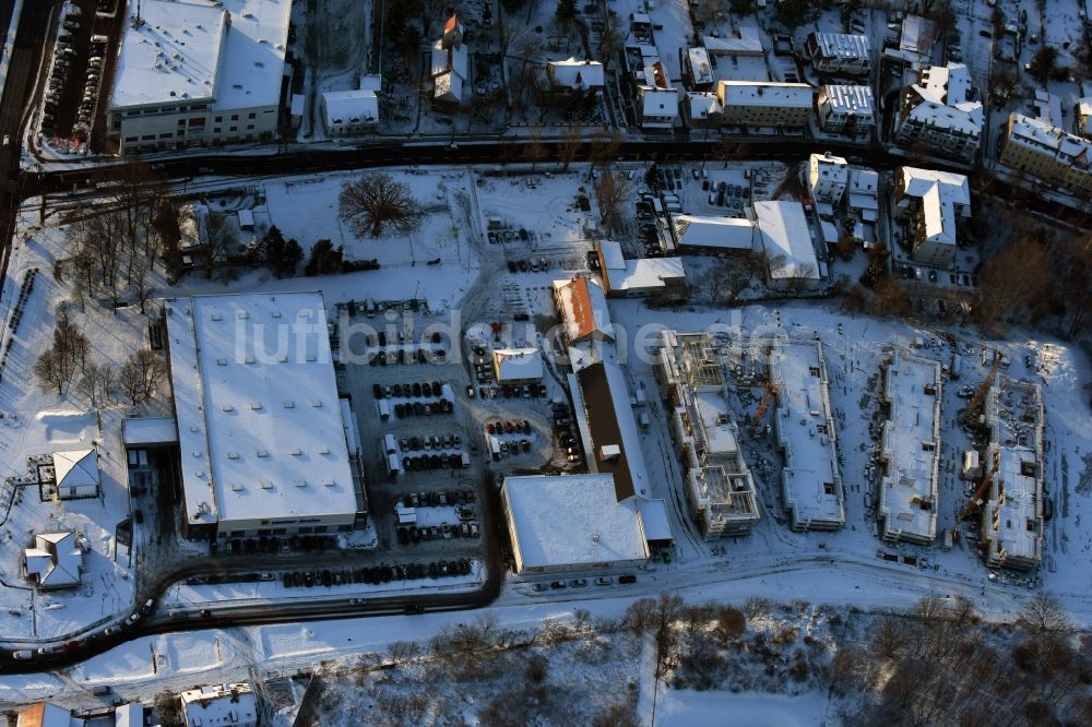 Luftbild Berlin - Winterlich schneebedeckte Baustelle zum Neubau einer Mehrfamilienhaus-Wohnanlage An der Schule im Stadtteil Mahlsdorf in Berlin