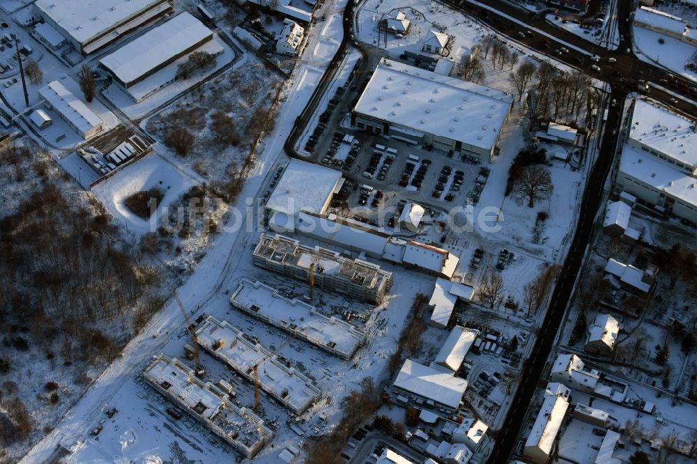 Berlin aus der Vogelperspektive: Winterlich schneebedeckte Baustelle zum Neubau einer Mehrfamilienhaus-Wohnanlage An der Schule im Stadtteil Mahlsdorf in Berlin