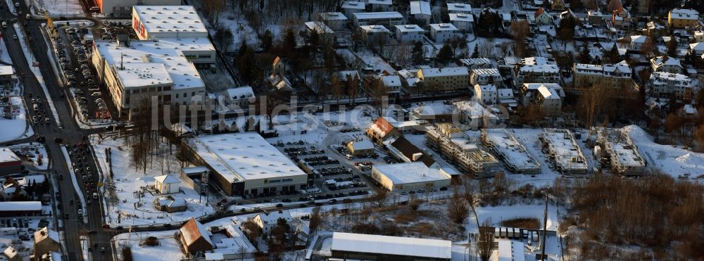 Luftaufnahme Berlin - Winterlich schneebedeckte Baustelle zum Neubau einer Mehrfamilienhaus-Wohnanlage An der Schule im Stadtteil Mahlsdorf in Berlin