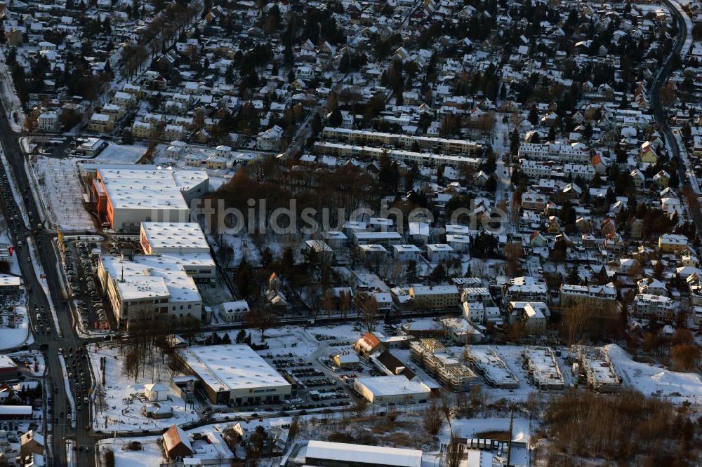 Berlin von oben - Winterlich schneebedeckte Baustelle zum Neubau einer Mehrfamilienhaus-Wohnanlage An der Schule im Stadtteil Mahlsdorf in Berlin