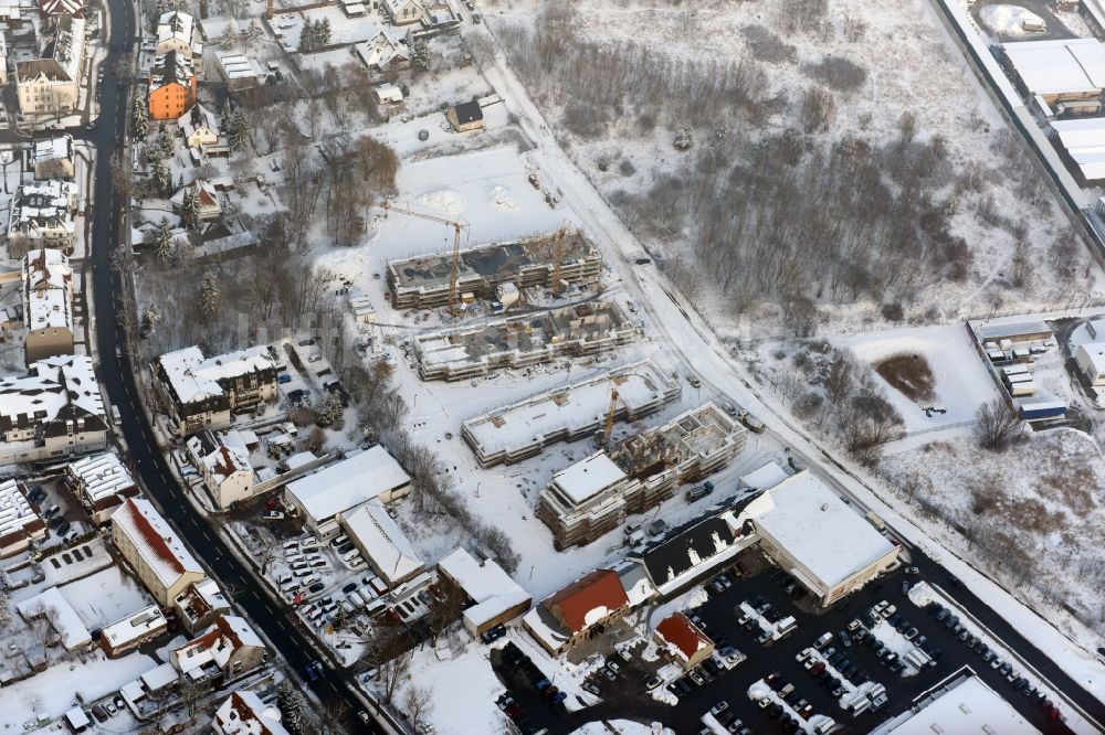 Luftaufnahme Berlin - Winterlich schneebedeckte Baustelle zum Neubau einer Mehrfamilienhaus-Wohnanlage An der Schule im Stadtteil Mahlsdorf in Berlin