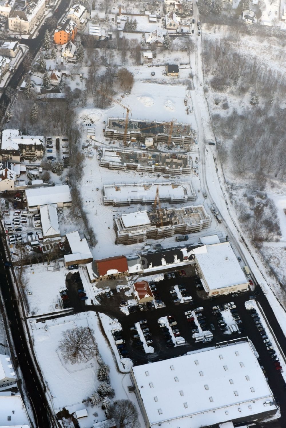 Berlin aus der Vogelperspektive: Winterlich schneebedeckte Baustelle zum Neubau einer Mehrfamilienhaus-Wohnanlage An der Schule im Stadtteil Mahlsdorf in Berlin