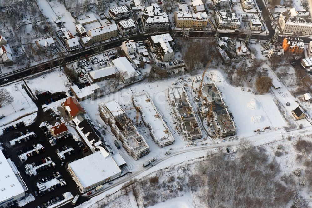 Luftbild Berlin - Winterlich schneebedeckte Baustelle zum Neubau einer Mehrfamilienhaus-Wohnanlage An der Schule im Stadtteil Mahlsdorf in Berlin