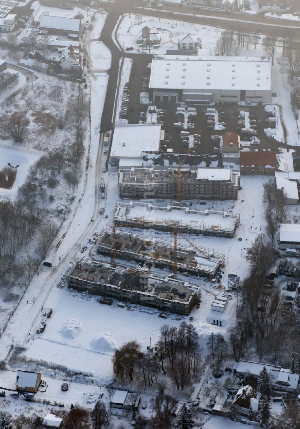 Berlin aus der Vogelperspektive: Winterlich schneebedeckte Baustelle zum Neubau einer Mehrfamilienhaus-Wohnanlage An der Schule im Stadtteil Mahlsdorf in Berlin