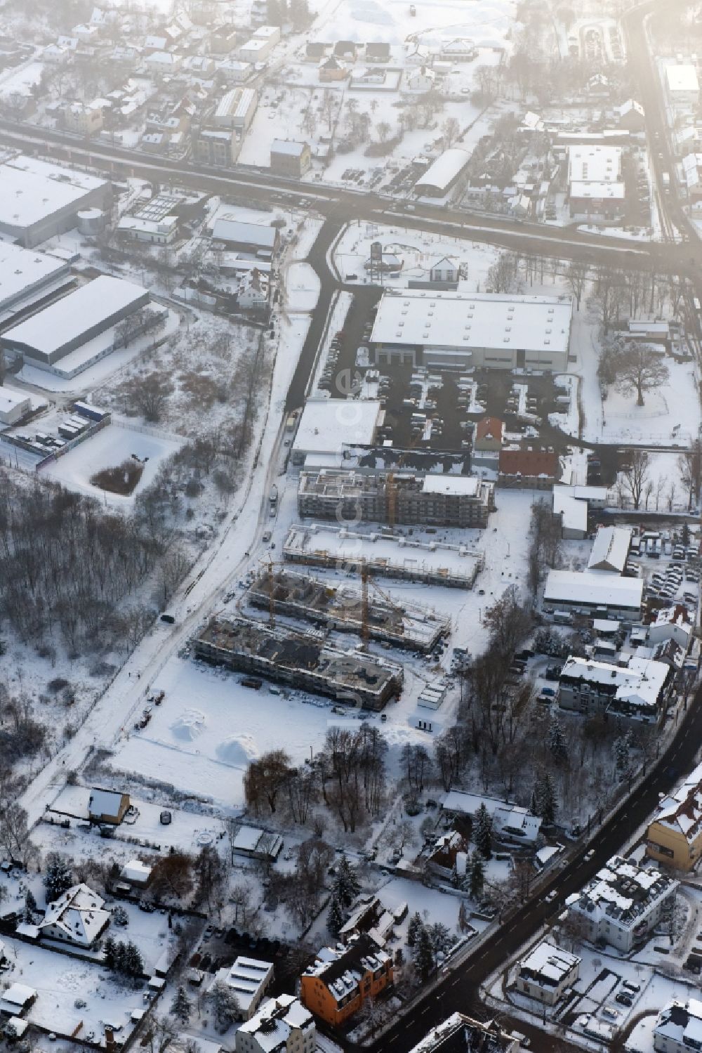 Luftbild Berlin - Winterlich schneebedeckte Baustelle zum Neubau einer Mehrfamilienhaus-Wohnanlage An der Schule im Stadtteil Mahlsdorf in Berlin