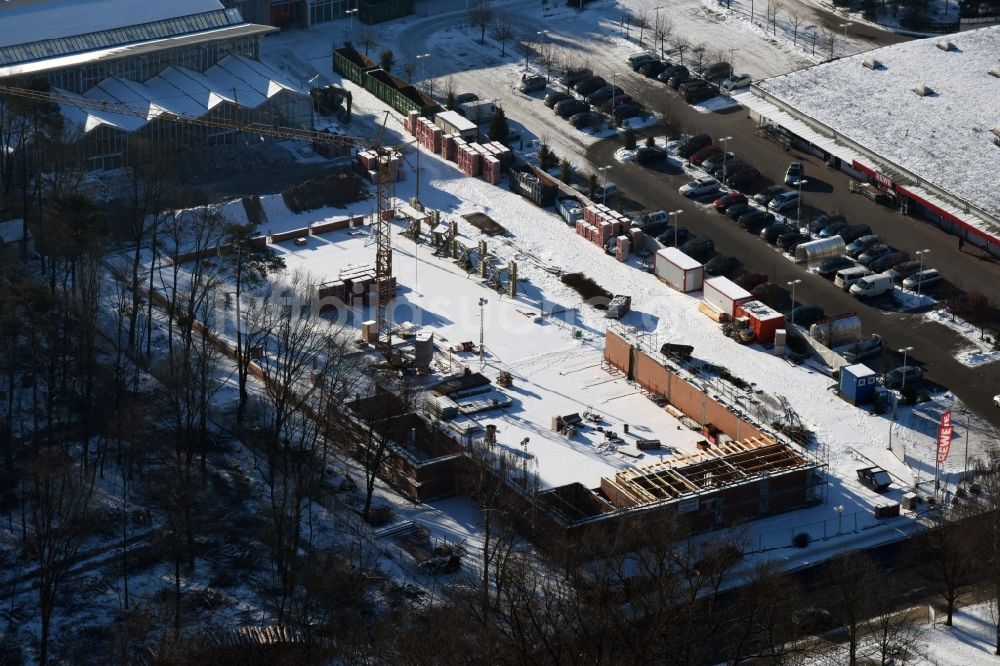 Hohen Neuendorf von oben - Winterlich schneebedeckte Baustelle zum Neubau an der Schönfließer Straße in Hohen Neuendorf im Bundesland Brandenburg