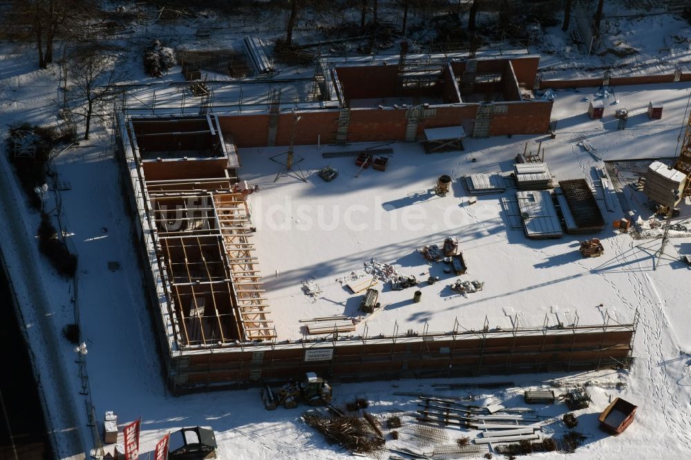 Hohen Neuendorf aus der Vogelperspektive: Winterlich schneebedeckte Baustelle zum Neubau an der Schönfließer Straße in Hohen Neuendorf im Bundesland Brandenburg