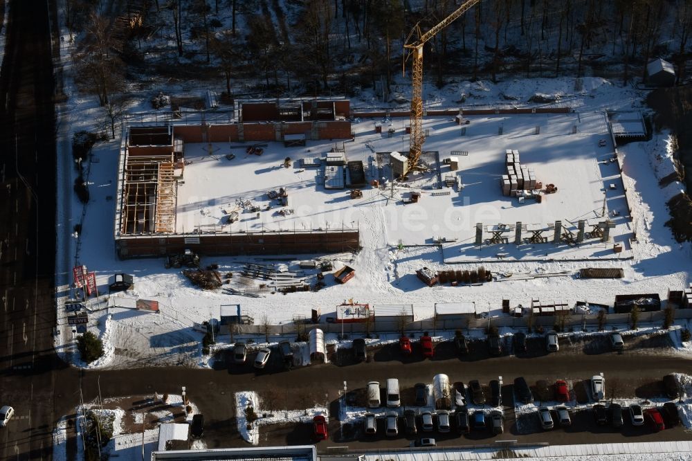 Luftbild Hohen Neuendorf - Winterlich schneebedeckte Baustelle zum Neubau an der Schönfließer Straße in Hohen Neuendorf im Bundesland Brandenburg