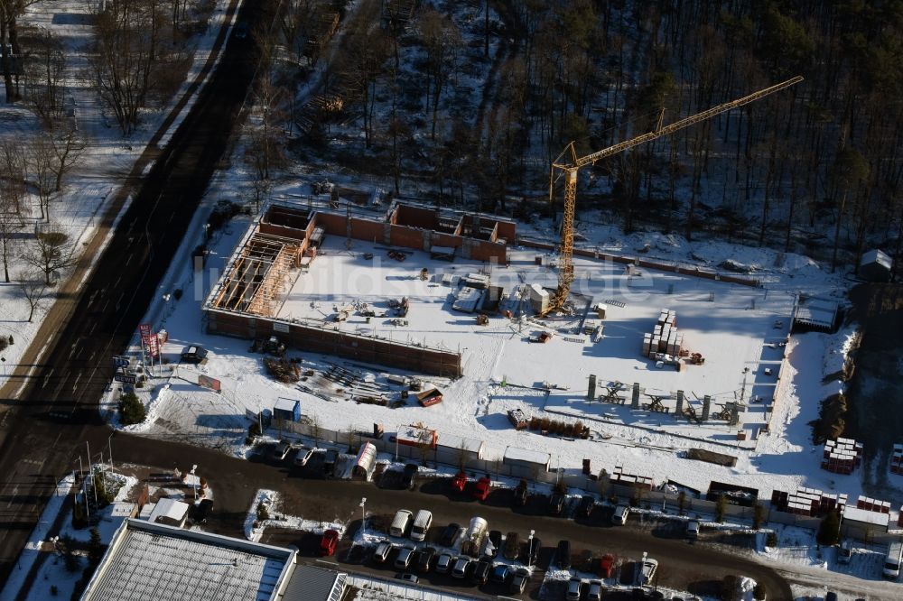 Luftaufnahme Hohen Neuendorf - Winterlich schneebedeckte Baustelle zum Neubau an der Schönfließer Straße in Hohen Neuendorf im Bundesland Brandenburg