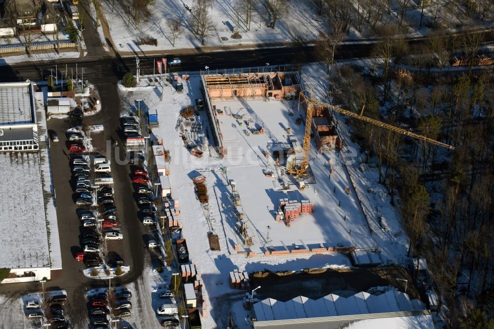 Hohen Neuendorf von oben - Winterlich schneebedeckte Baustelle zum Neubau an der Schönfließer Straße in Hohen Neuendorf im Bundesland Brandenburg