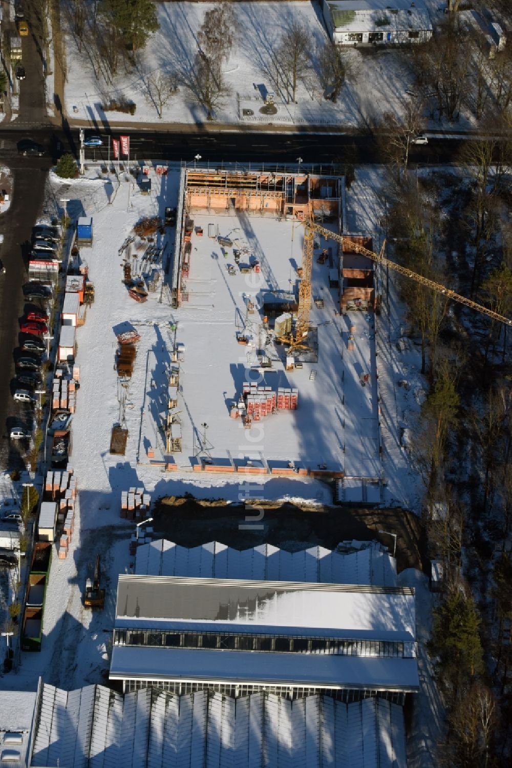 Hohen Neuendorf aus der Vogelperspektive: Winterlich schneebedeckte Baustelle zum Neubau an der Schönfließer Straße in Hohen Neuendorf im Bundesland Brandenburg