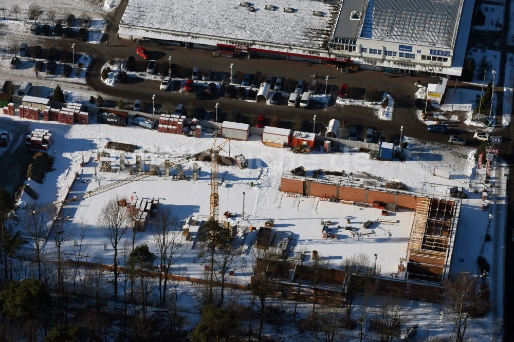 Luftbild Hohen Neuendorf - Winterlich schneebedeckte Baustelle zum Neubau an der Schönfließer Straße in Hohen Neuendorf im Bundesland Brandenburg