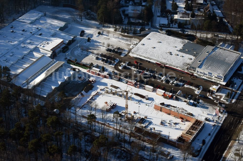 Luftaufnahme Hohen Neuendorf - Winterlich schneebedeckte Baustelle zum Neubau an der Schönfließer Straße in Hohen Neuendorf im Bundesland Brandenburg