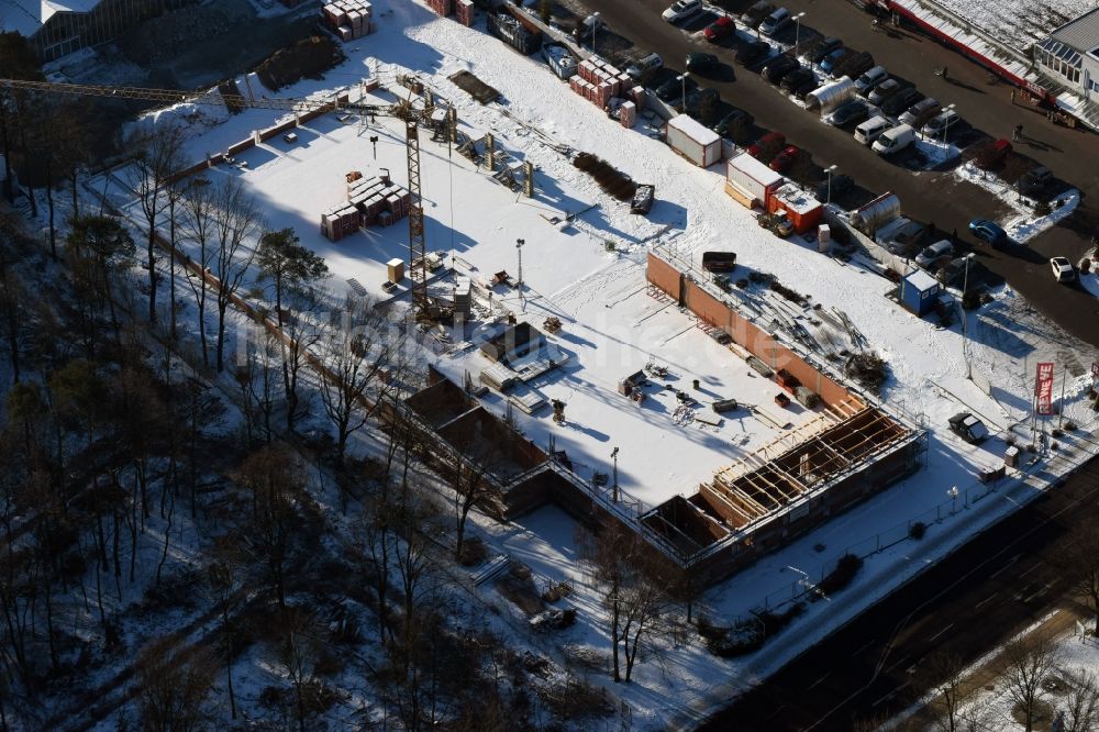 Hohen Neuendorf von oben - Winterlich schneebedeckte Baustelle zum Neubau an der Schönfließer Straße in Hohen Neuendorf im Bundesland Brandenburg