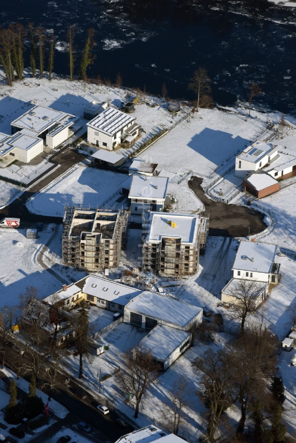 Luftaufnahme Brandenburg an der Havel - Winterlich schneebedeckte Baustelle zum Neubau zweier Mehrfamilienhaus-Wohnanlagen in Brandenburg an der Havel im Bundesland Brandenburg