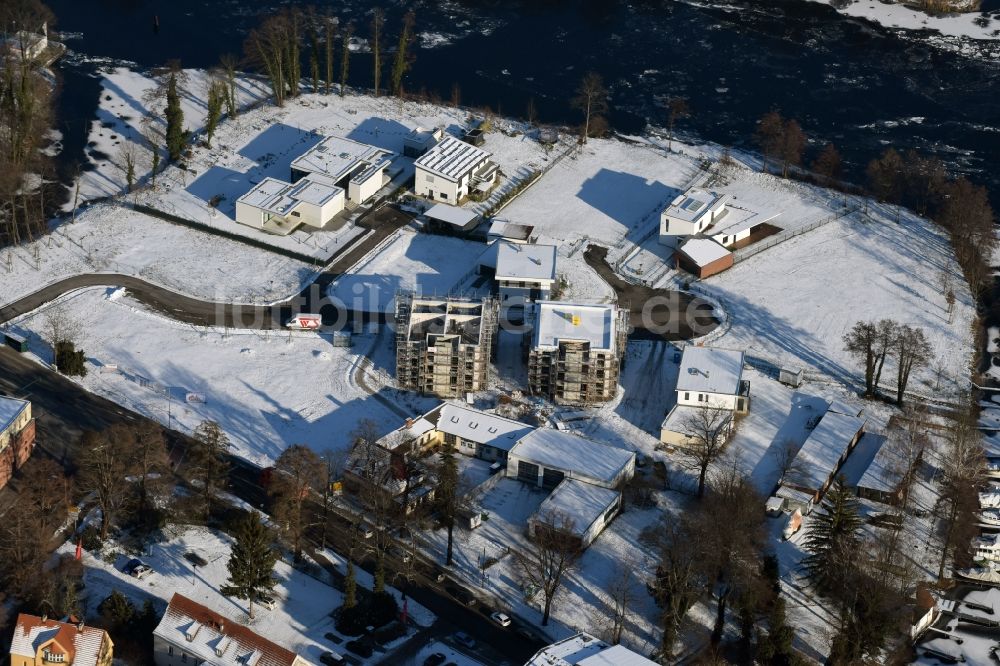 Brandenburg an der Havel von oben - Winterlich schneebedeckte Baustelle zum Neubau zweier Mehrfamilienhaus-Wohnanlagen in Brandenburg an der Havel im Bundesland Brandenburg