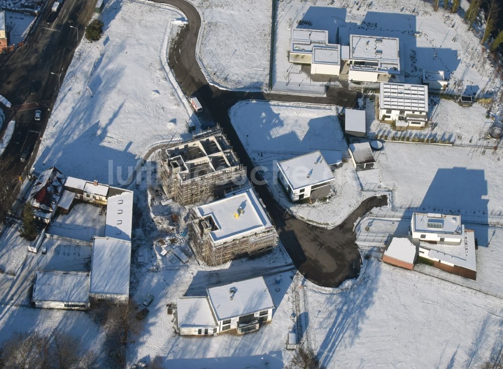 Brandenburg an der Havel aus der Vogelperspektive: Winterlich schneebedeckte Baustelle zum Neubau zweier Mehrfamilienhaus-Wohnanlagen in Brandenburg an der Havel im Bundesland Brandenburg