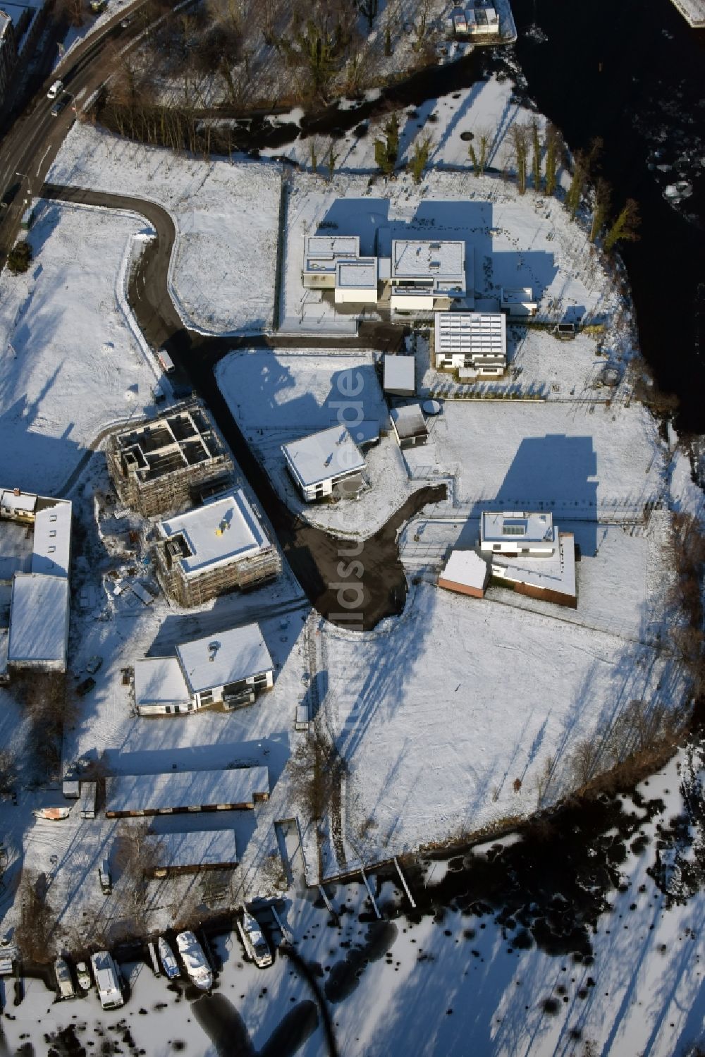 Luftbild Brandenburg an der Havel - Winterlich schneebedeckte Baustelle zum Neubau zweier Mehrfamilienhaus-Wohnanlagen in Brandenburg an der Havel im Bundesland Brandenburg