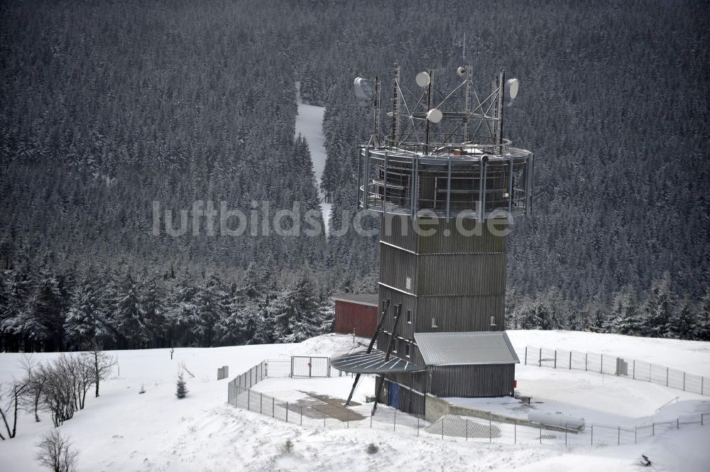 Luftaufnahme Gehlberg - Winterlich schneebedeckte Bergkuppe auf dem Schneekopf, der zweithöchsten Erhebung des Thüringer Waldes