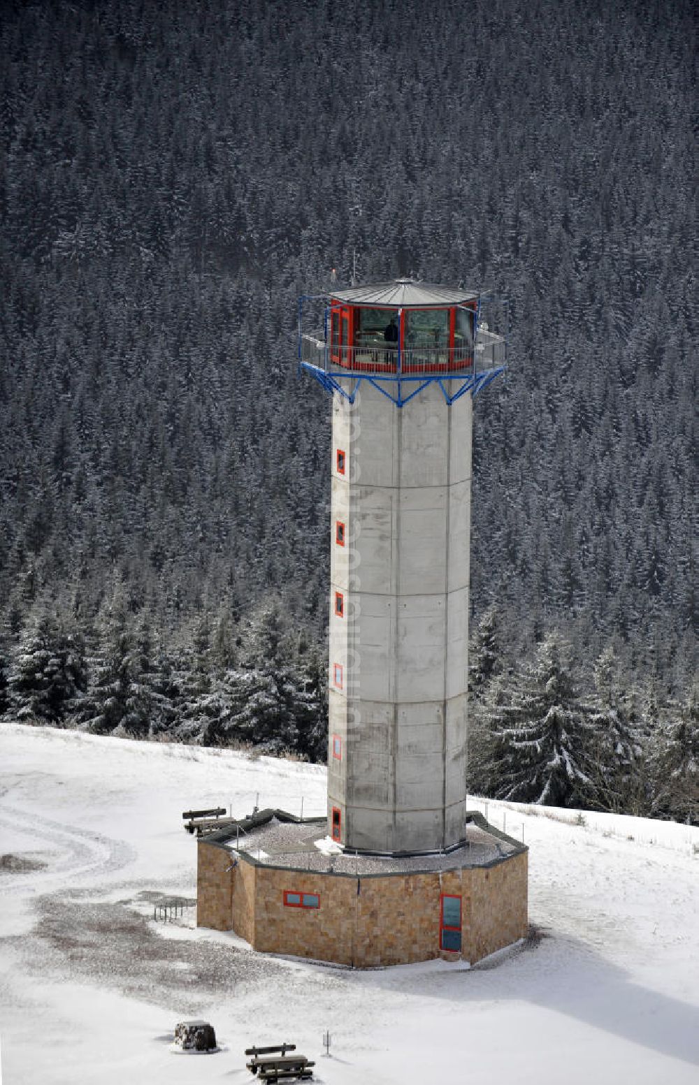 Gehlberg von oben - Winterlich schneebedeckte Bergkuppe auf dem Schneekopf, der zweithöchsten Erhebung des Thüringer Waldes