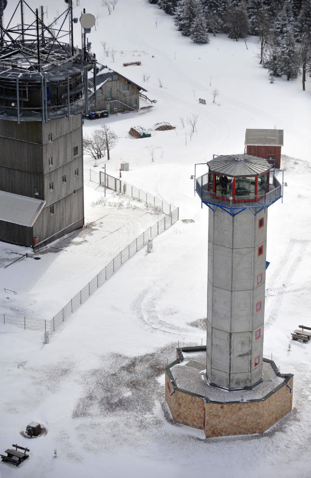 Luftaufnahme Gehlberg - Winterlich schneebedeckte Bergkuppe auf dem Schneekopf, der zweithöchsten Erhebung des Thüringer Waldes