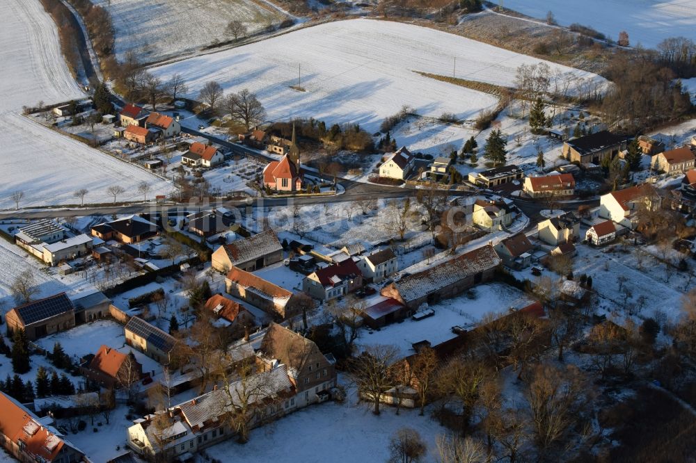 Päwesin von oben - Winterlich schneebedeckte Dorf - Ansicht in Bagow im Bundesland Brandenburg