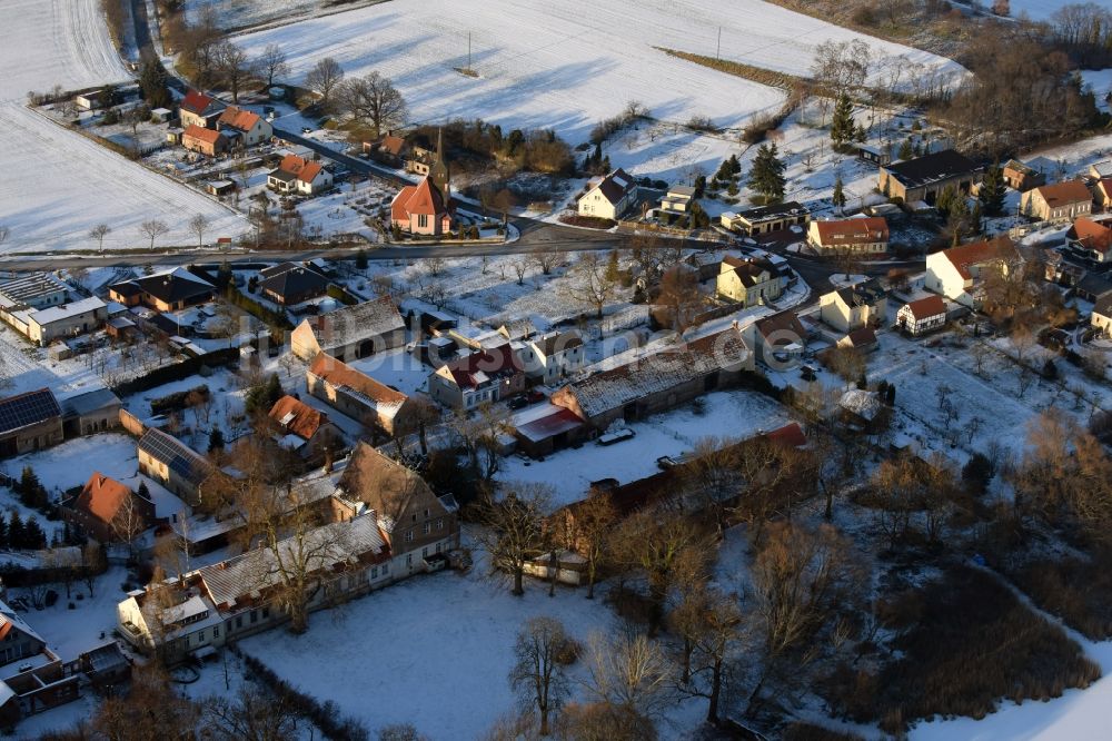 Päwesin aus der Vogelperspektive: Winterlich schneebedeckte Dorf - Ansicht in Bagow im Bundesland Brandenburg