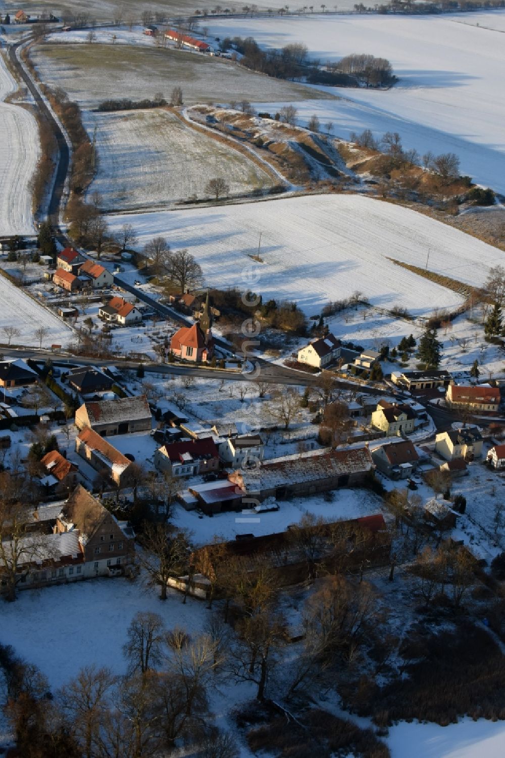 Luftaufnahme Päwesin - Winterlich schneebedeckte Dorf - Ansicht in Bagow im Bundesland Brandenburg