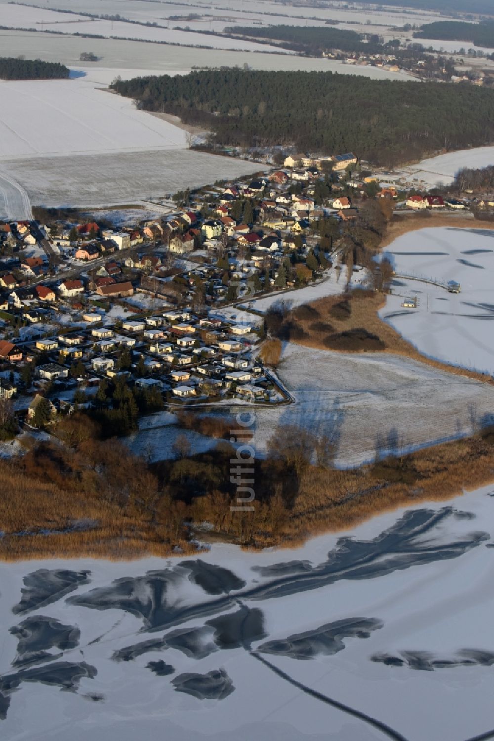 Luftaufnahme Beetzsee - Winterlich schneebedeckte Dorf - Ansicht in Beetzsee im Bundesland Brandenburg