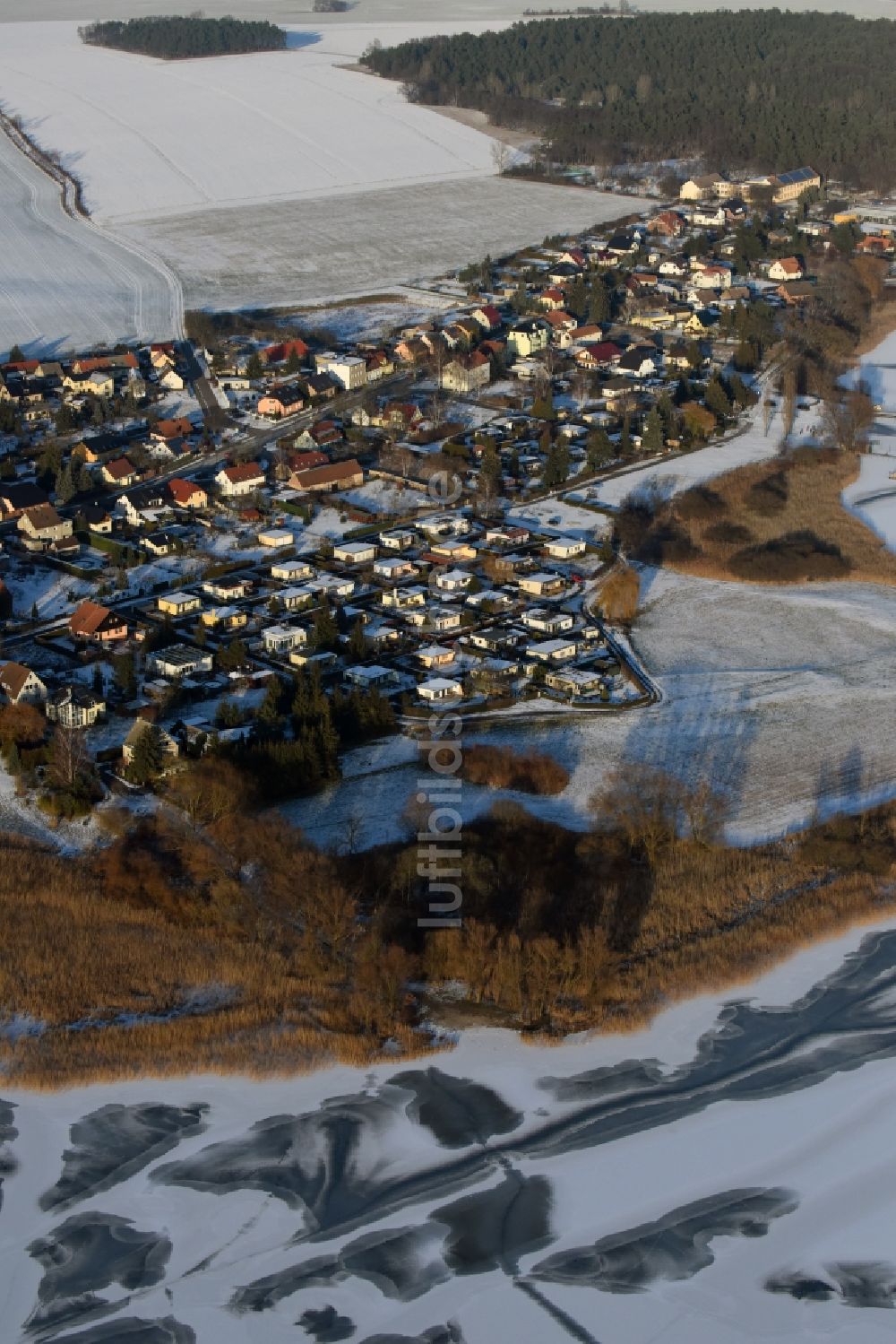 Beetzsee von oben - Winterlich schneebedeckte Dorf - Ansicht in Beetzsee im Bundesland Brandenburg