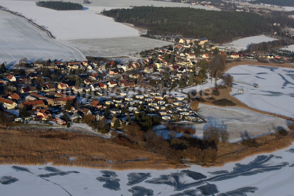 Beetzsee aus der Vogelperspektive: Winterlich schneebedeckte Dorf - Ansicht in Beetzsee im Bundesland Brandenburg