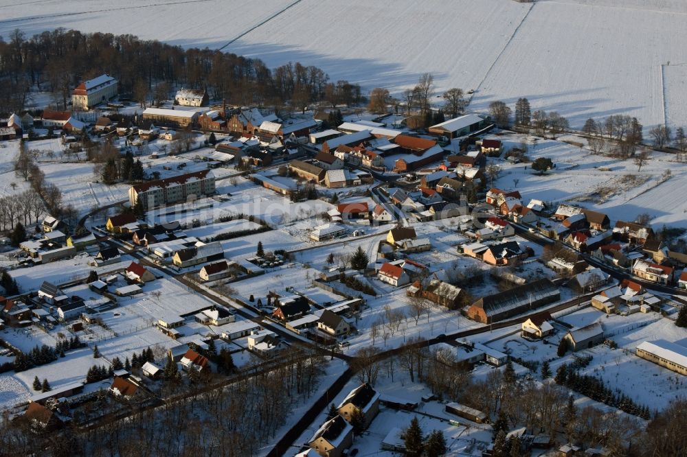 Luftbild Genthin - Winterlich schneebedeckte Dorf - Ansicht in Dretzel im Bundesland Sachsen-Anhalt