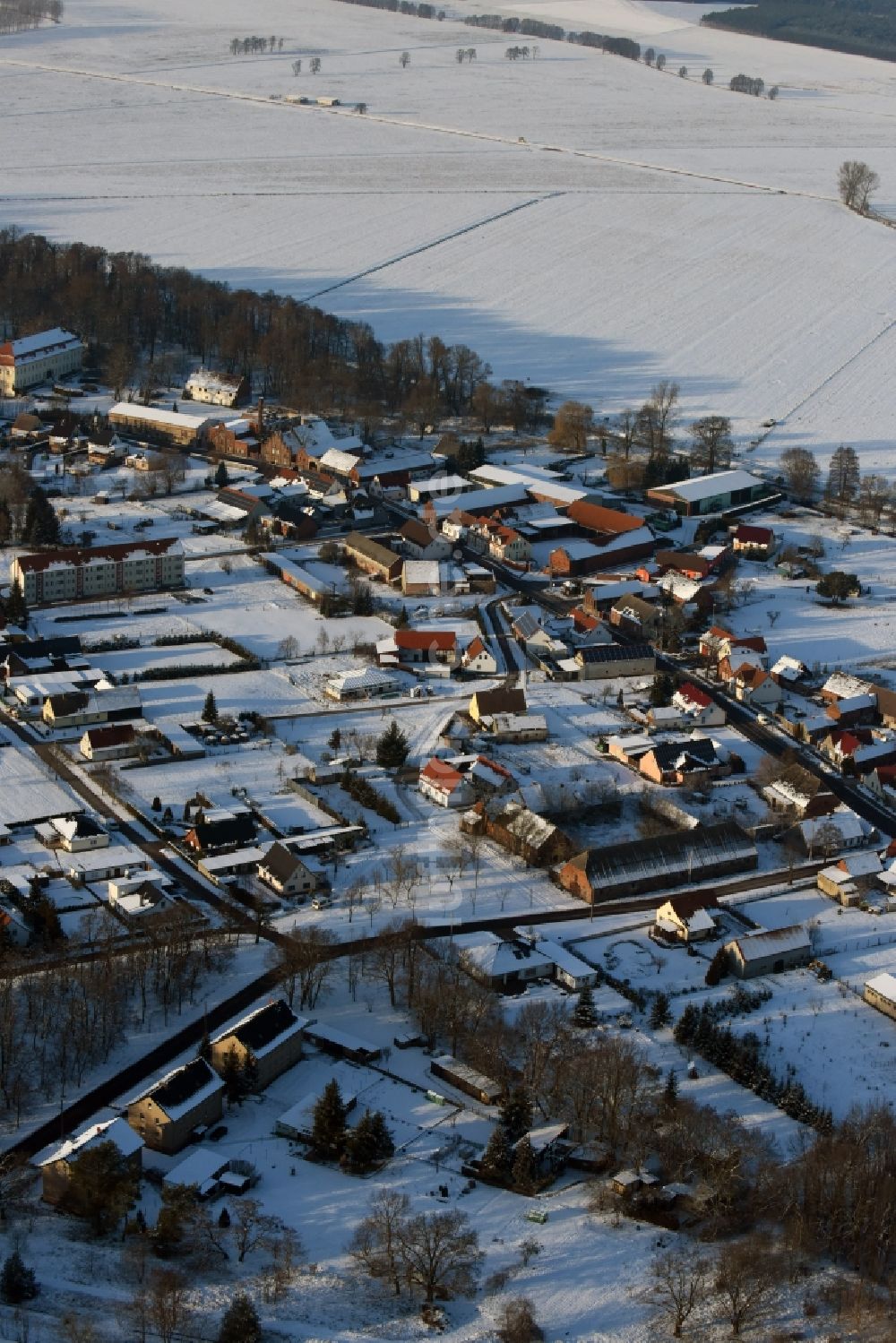 Luftaufnahme Genthin - Winterlich schneebedeckte Dorf - Ansicht in Dretzel im Bundesland Sachsen-Anhalt