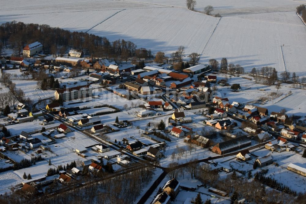 Luftaufnahme Genthin - Winterlich schneebedeckte Dorf - Ansicht in Dretzel im Bundesland Sachsen-Anhalt