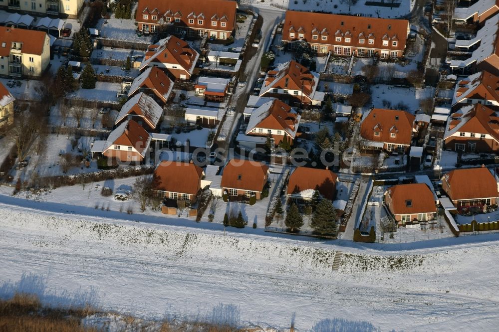 Gerwisch von oben - Winterlich schneebedeckte Dorf - Ansicht in Gerwisch im Bundesland Sachsen-Anhalt