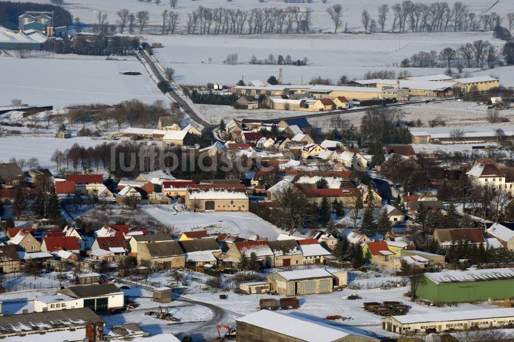 Genthin von oben - Winterlich schneebedeckte Dorf - Ansicht in Gladau im Bundesland Sachsen-Anhalt