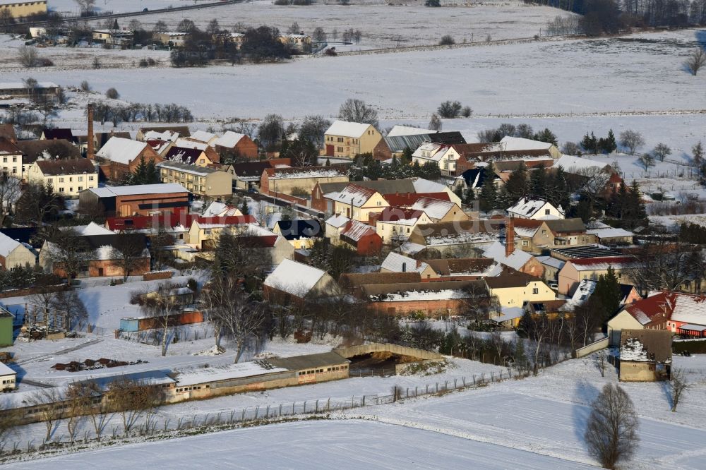 Genthin aus der Vogelperspektive: Winterlich schneebedeckte Dorf - Ansicht in Gladau im Bundesland Sachsen-Anhalt