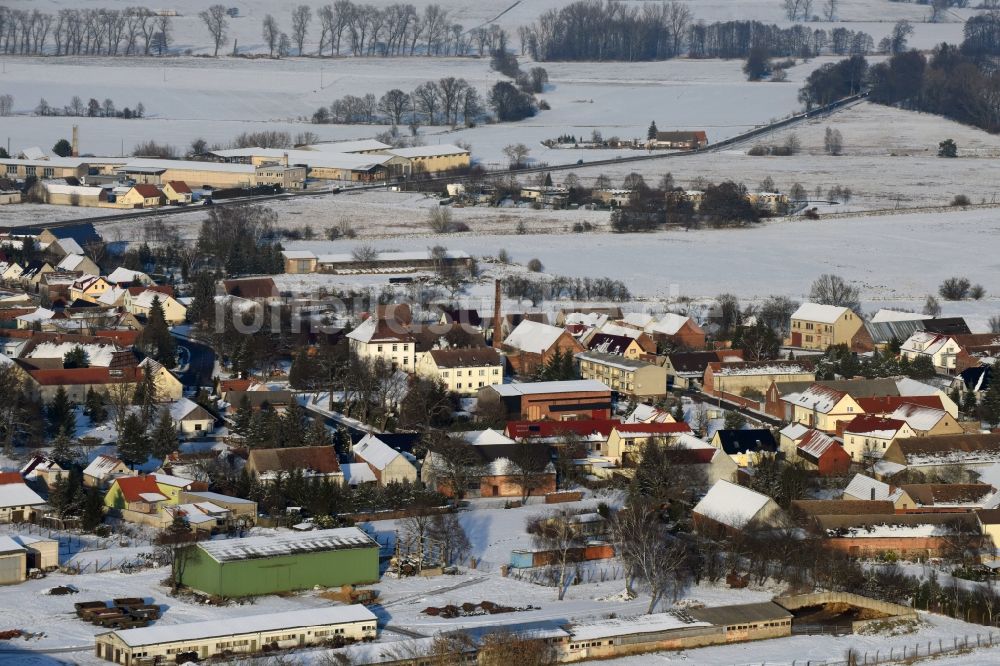 Luftbild Genthin - Winterlich schneebedeckte Dorf - Ansicht in Gladau im Bundesland Sachsen-Anhalt