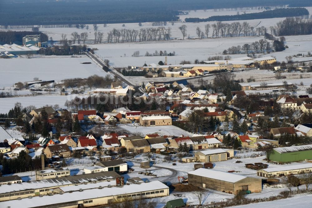 Genthin aus der Vogelperspektive: Winterlich schneebedeckte Dorf - Ansicht in Gladau im Bundesland Sachsen-Anhalt