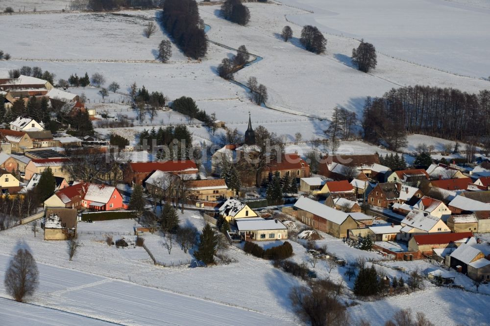 Luftaufnahme Genthin - Winterlich schneebedeckte Dorf - Ansicht in Gladau im Bundesland Sachsen-Anhalt