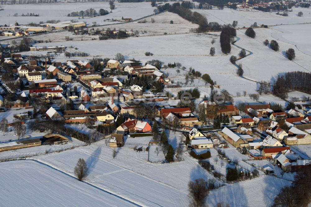 Genthin von oben - Winterlich schneebedeckte Dorf - Ansicht in Gladau im Bundesland Sachsen-Anhalt