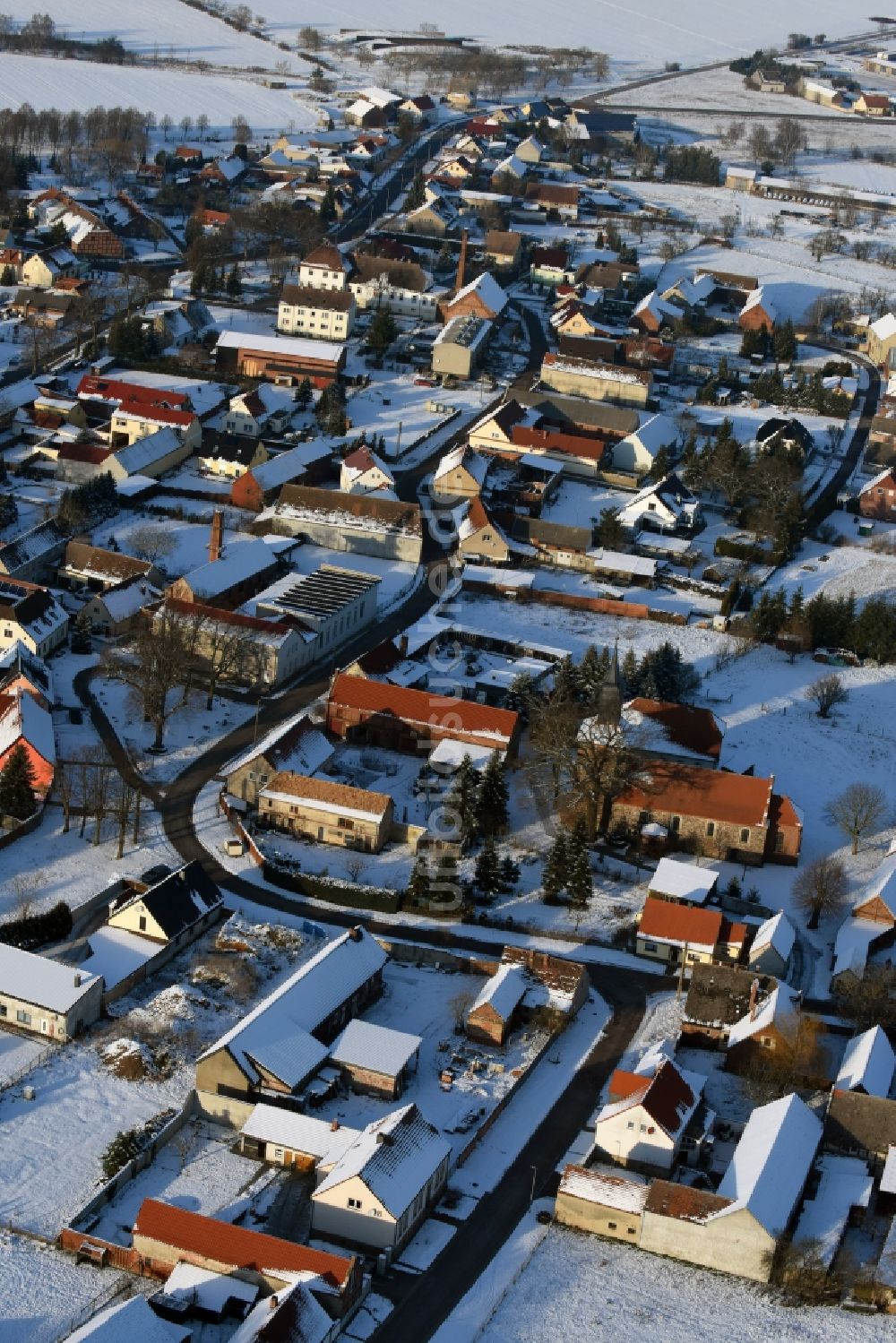 Luftaufnahme Genthin - Winterlich schneebedeckte Dorf - Ansicht in Gladau im Bundesland Sachsen-Anhalt